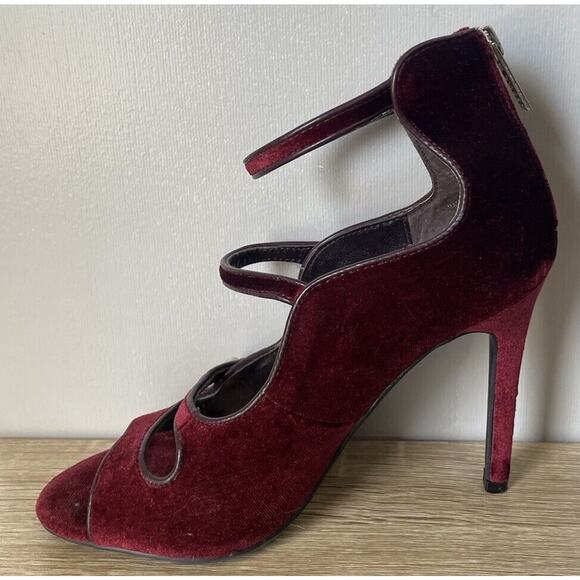 Guess Women’s Open Toe Red Velour Strappy Buttons Heels Cosplay Costume Size 7.5 - Picture 4 of 8